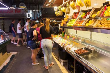 BARCELONA, İspanya - 16 Mayıs 2017: Meçhul kadınlar Barcelona 'daki ünlü La Boqueria pazarından meyve seçiyorlar.