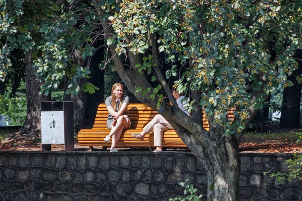 Kaliningrad Russia Agosto 2019 Donne Sconosciute Conversano Nel Parco Cittadino — Foto Stock