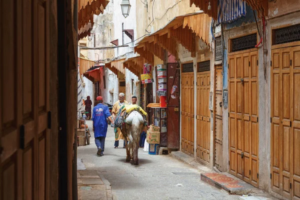 Fez, MoroCCO - 31 Mayıs 2017: Medina Mahallesi 'nin manzarası. Fez 'in Medina' sı Dünya Mirası Listesi 'nde yer almaktadır ve dünyanın en büyük yaya bölgelerinden biridir..