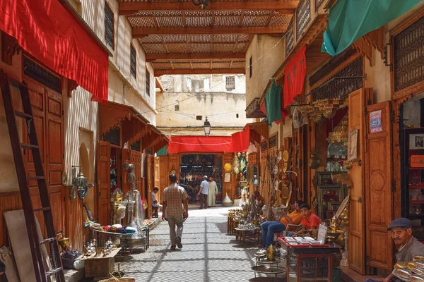 FEZ, MoroCCO - 31 Mayıs 2017: Fez 'in Medina çeyreğindeki pazarı görmek. Fez 'in Medina' sı Dünya Mirası Listesi 'nde yer almaktadır ve dünyanın en büyük yaya bölgelerinden biridir..