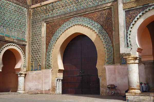 MEKNES, MorOCCO - HAZİRAN 01, 2017: Meknes 'teki Bab Mansour Kapısı (kapı 1732' de tamamlandı). Meknes, Fas 'ın dört imparatorluk şehrinden biridir ve krallıktaki altıncı büyük nüfus şehridir..