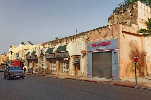 MEKNES, FOCCO - Haziran 01, 2017: Meknes merkezindeki eski püskü binaların manzarası. Meknes, Fas 'ın dört imparatorluk şehrinden biridir ve krallıktaki altıncı büyük nüfus şehridir..