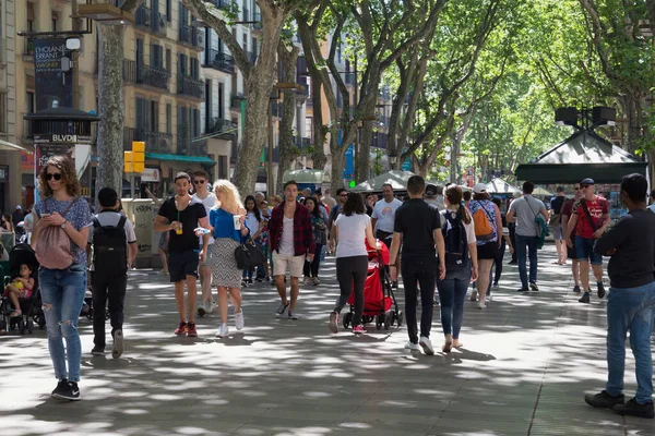 BARCELONA, İspanya - 15 Mayıs 2017: Barcelona 'nın merkezindeki ünlü La Rambla caddesinde yürüyen meçhul insanlar.