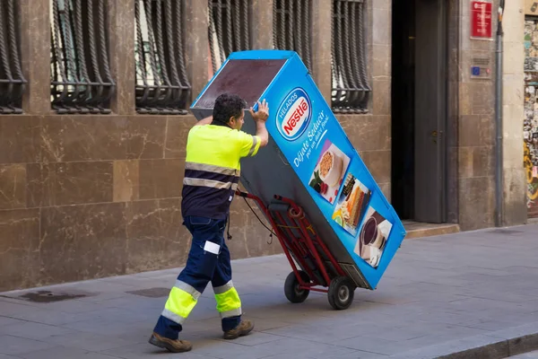 BARCELONA, İspanya - 15 Mayıs 2017: Bilinmeyen işçi, Barcelona 'nın merkezindeki kahve otomatını aldı.
