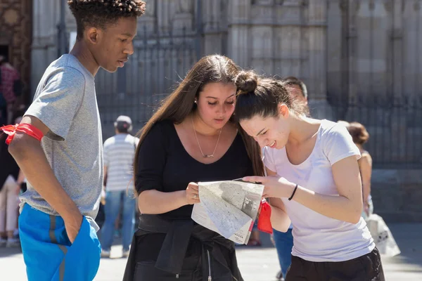 Barcelona Spain May 2017 Unknown Young People Looking Tourist Map — Stock Photo, Image