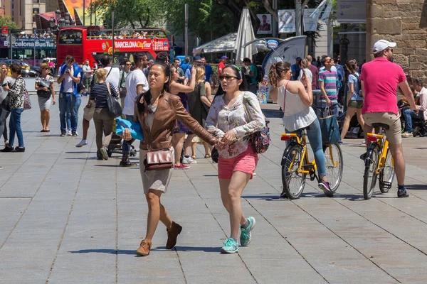 BARCELONA, İspanya - 15 Mayıs 2017: Placa Nova caddesinde (Barselona Katedrali yakınlarında) bilinmeyen çekici Asyalı kadınlar (Gotik Bölge)).