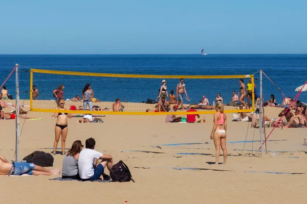 Barcelona Španělsko Května 2017 Neznámí Lidé Hrají Volejbal Městské Pláži — Stock fotografie
