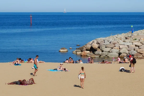 Barcelona Španělsko Května 2017 Neznámí Lidé Odpočívají Opalují Městské Pláži — Stock fotografie