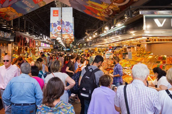 BARCELONA, İspanya - 16 Mayıs 2017: Barcelona 'daki ünlü La Boqueria pazarında bilinmeyen insanlar.