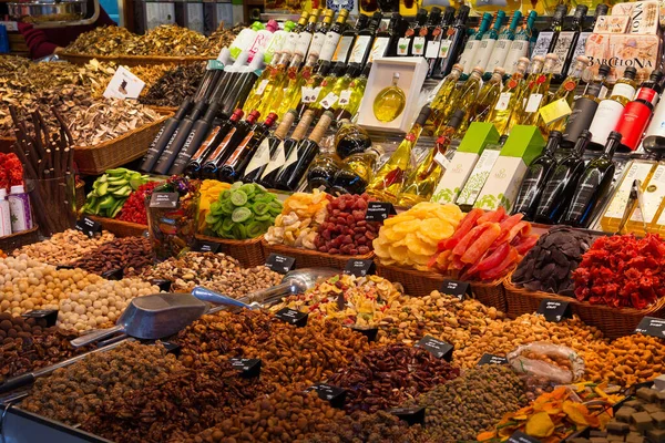 バルセロナ スペイン 2017年5月16日 バルセロナの有名なラ ボケリア市場で異なるナッツ ドライフルーツ オイル その他の製品の販売 — ストック写真