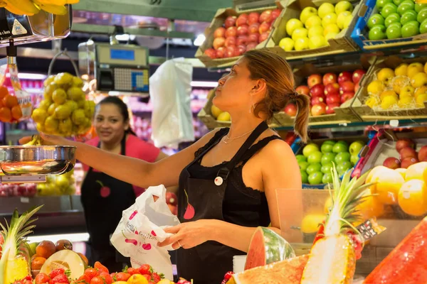 Barcelona Espanha Maio 2017 Jovem Desconhecida Vende Frutas Famoso Mercado — Fotografia de Stock