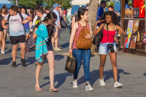 Barcelona Ισπανια Μαΐου 2017 Άγνωστες Νεαρές Γυναίκες Που Περπατούν Στην — Φωτογραφία Αρχείου