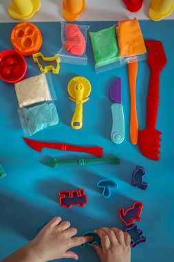 Oyun hamuru, parlak araçlar ve kesiciler yaratıcı modelleme ve oyun için tasarlandı.