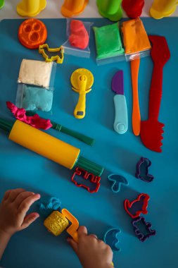 Yaratıcı çocuk aktiviteleri için hamur, alet ve canlı şekiller oynayın