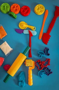 Açık uçlu oyun için parlak bir oyun hamuru, aletler ve hayvan kesiciler.