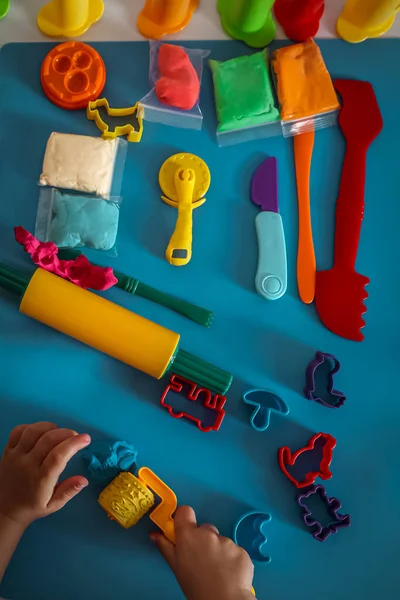 Yaratıcı çocuk aktiviteleri için hamur, alet ve canlı şekiller oynayın
