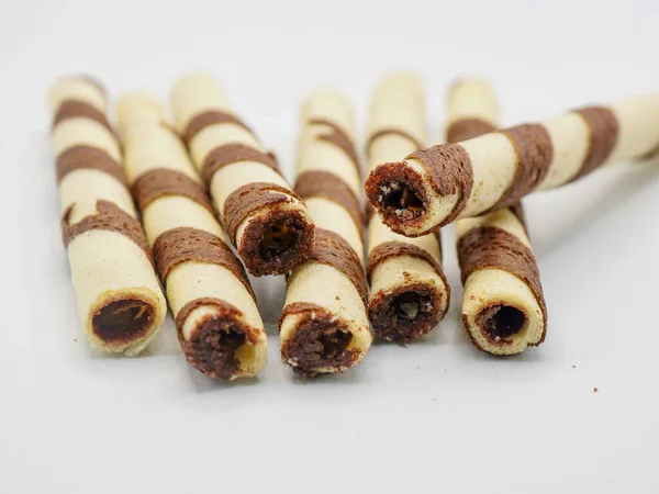 Wafer bisküvileri beyaz arka planda bir yığın halinde dizilmiş. Lezzetli, çıtır çıtır ve tatlı.