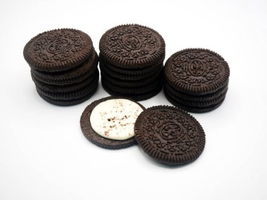 Vanilyalı tatlı, çıtır çıtır ve lezzetli tatlılarla dolu kakaolu sandviç bisküvileri.