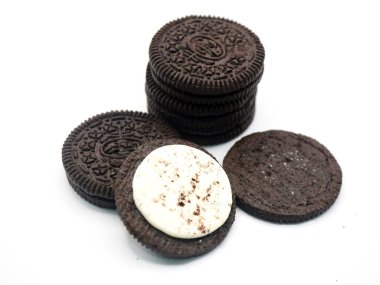 Kremalı, vanilyalı bir çift kakao bisküvisi beyaz arka planda izole edilmiş tatlı atıştırmalıklar.