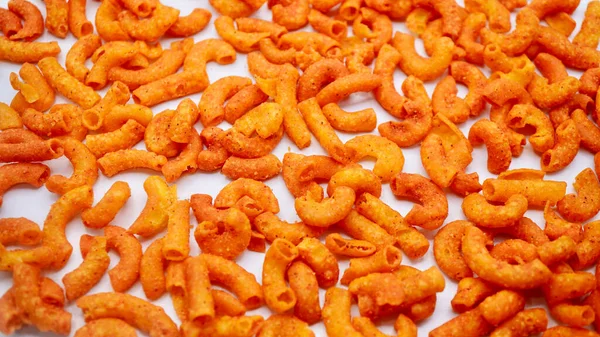 Çıtır çıtır ve baharatlı makarna cipsi, acılı, abur cubur fotoğrafçılığı için mükemmel.