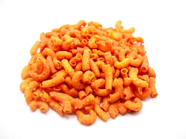 Kırmızı biber aromalı kızarmış makarna ısırıkları, lezzetli abur cuburlar. Başlık: Çıtır çıtır acılı makarna çerezi.