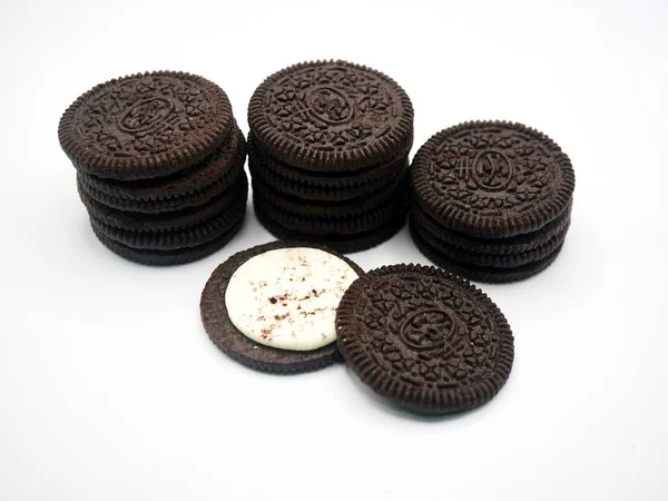 Vanilyalı tatlı, çıtır çıtır ve lezzetli tatlılarla dolu kakaolu sandviç bisküvileri.