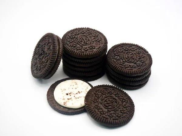 Vanilya kremalı lezzetli çikolatalı bisküviler, beyaz arka planda çıtır tatlı kurabiyeleri.