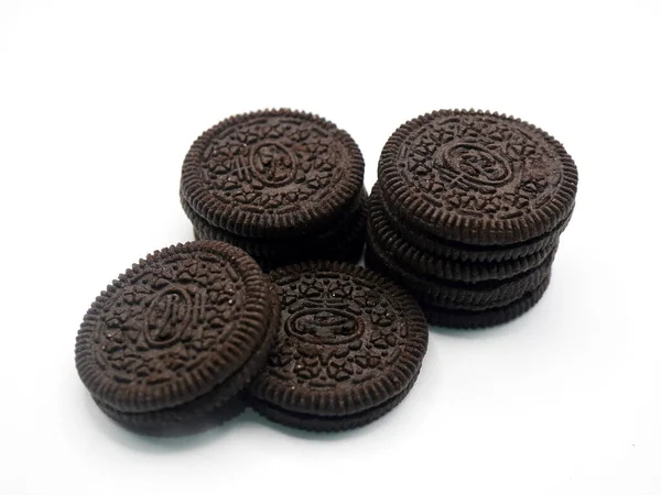 Çikolatalı kurabiye sandviçi krema merkezli, çıtır çıtır ve tatlı.