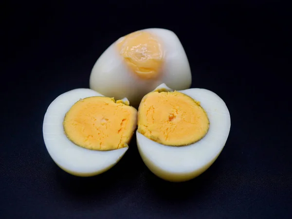 Taze haşlanmış tavuk yumurtası, yumurta sarısı ve yumurta beyazı, sağlık, protein ve kahvaltı temaları için idealdir.