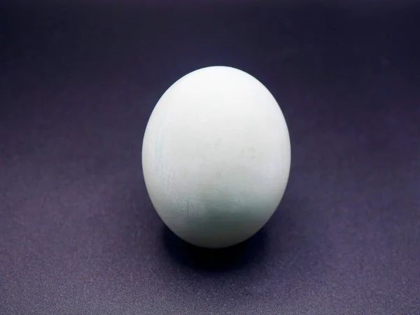 Ördeğin geleneksel tuzlu yumurtası, bir çift olarak sergilenir, otantik mutfağı, besinleri ve korunmuş gıda kültürünü temsil eder.