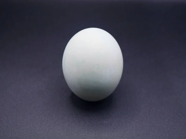 Korunmuş ördek yumurtalarının yakın plan görüntüsü, otantik Asya lezzeti ve yiyecek fotoğrafçılığı için doğal kabuk görüntüsü.