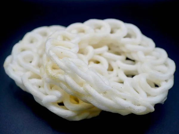 Endonezya 'dan kıvırcık kerupuk krakeri. Geleneksel hafif ve çıtır çıtır bir atıştırmalık. Asya mutfağında çok sevilir.