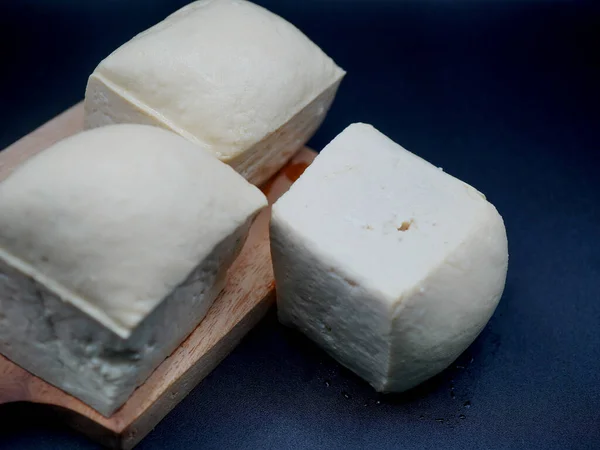 Geleneksel soya peynirinin yakın plan görüntüsü, otantik Asya mutfağı ve sağlıklı yaşam tarzı ve yemek temaları için bitki bazlı protein içeriği sergileniyor