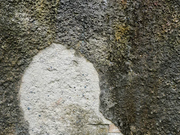 Çatlak alçı ve engebeli yüzeyi olan yıpranmış eski bir beton duvarın detaylı dokusu. Soyut tasarımlarda, rustik arka planlarda ya da endüstriyel projelerde kullanmak için mükemmel