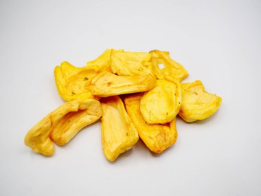 Bir yığın çıtır çıtır meyveli cips, doğal altın renginde kurutulmuş tropik meyve çerezi. Diyet yemekler, organik yaşam tarzı ve Asya atıştırmalıkları için harika.