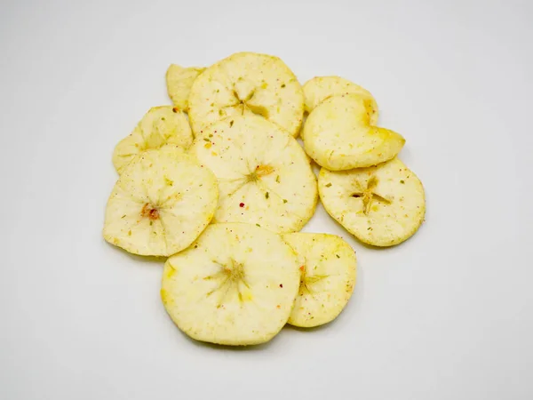 Çıtır çıtır elma cipsi, kıtır kıtır ve doğal tatlılık. Vejetaryen atıştırmalığı, organik meyve, düşük kalorili diyet ve temiz yeme alışkanlıkları için mükemmel.