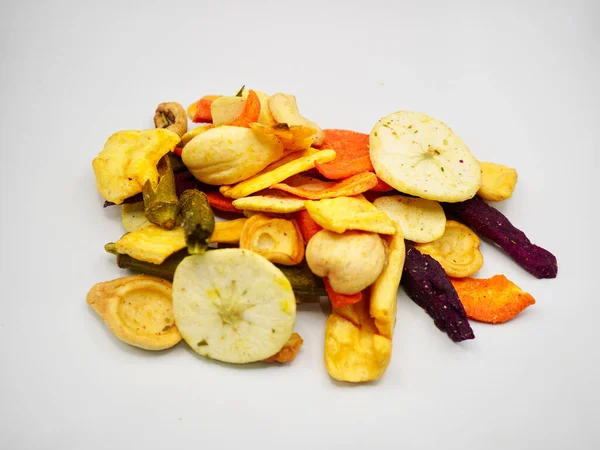 Elma, muz, havuç, bamya ve patates cipsi de dahil olmak üzere çeşitli meyve ve sebze cipsleri. Sağlıklı beslenme, vejetaryen diyeti ve atıştırmalık kavramları için ideal.