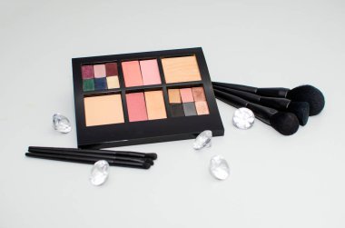 güzel gözler göz farı paleti, makyaj fırçası