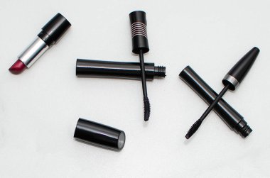 Gözler için siyah rimel, merdiven, ruj, beyaz arka planda izole edilmiş.