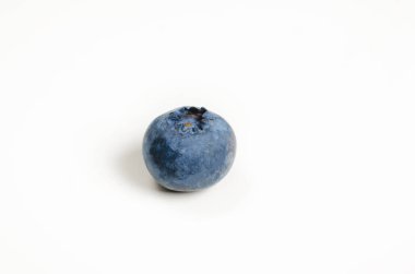 Yabanmersini izole edilmiş. Beyaz arka planda yabanmersini. Bilberry. Kesme yolu.