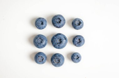 Yabanmersini izole edilmiş. Beyaz arka planda yabanmersini. Bilberry. Kesme yolu.