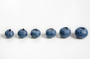 Yabanmersini izole edilmiş. Beyaz arka planda yabanmersini. Bilberry. Kesme yolu.