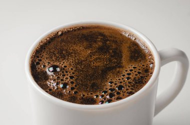 Kahve fincanı, bir fincan kahve, kakao, çikolata. Kırpma yolu ile beyaz arka planda izole kahve köpüğü.