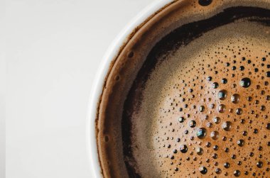 Bir fincan kahvenin üst görüntüsü. Kırpma yolu ile beyaz arka planda izole kahve köpüğü.