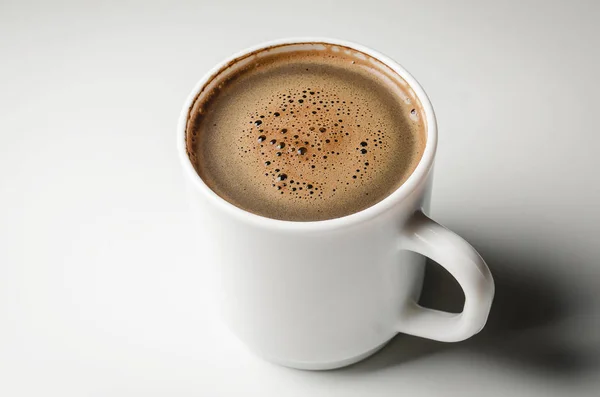 Caffè Tazza Caffè Schiuma Isolata Sfondo Bianco Con Percorso Ritaglio — Foto Stock
