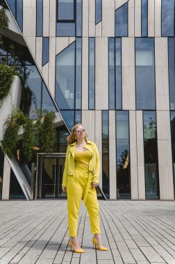 Sarı takım elbiseli genç bir kız şehir merkezinde dans ederken eğleniyor. Siyah gözlüklü yakışıklı ve neşeli bir kadın. Kız hafta sonu kaçamağı için yurt dışına çıkıyor..