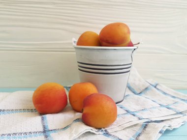 Mavi ahşap arka plan üzerinde taze kayısı