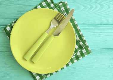 bir havlu bir nane ahşap arka plan çatal, bıçak, kavram boş levha