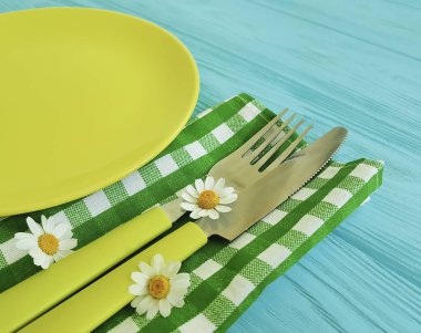 boş plaka bir havlu üzerinde ahşap arka plan mavi papatya çiçek çatal, bıçak