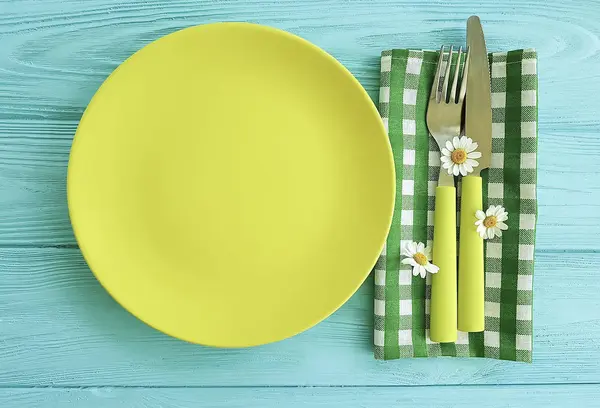 boş plaka bir havlu üzerinde ahşap arka plan mavi papatya çiçek çatal, bıçak